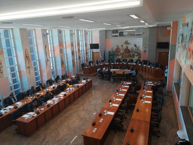 Cosenza, passa la variazione di Bilancio. Consiliatura salva