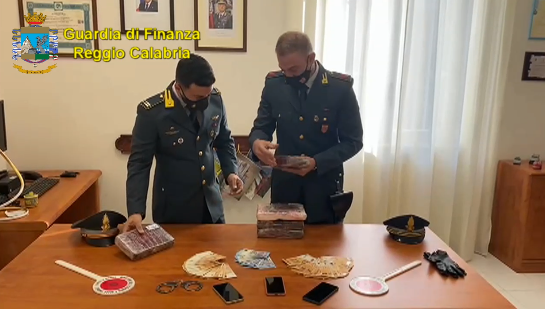Beccata a Villa San Giovanni con 5,7 chili di cocaina. In manette corriere della droga – VIDEO