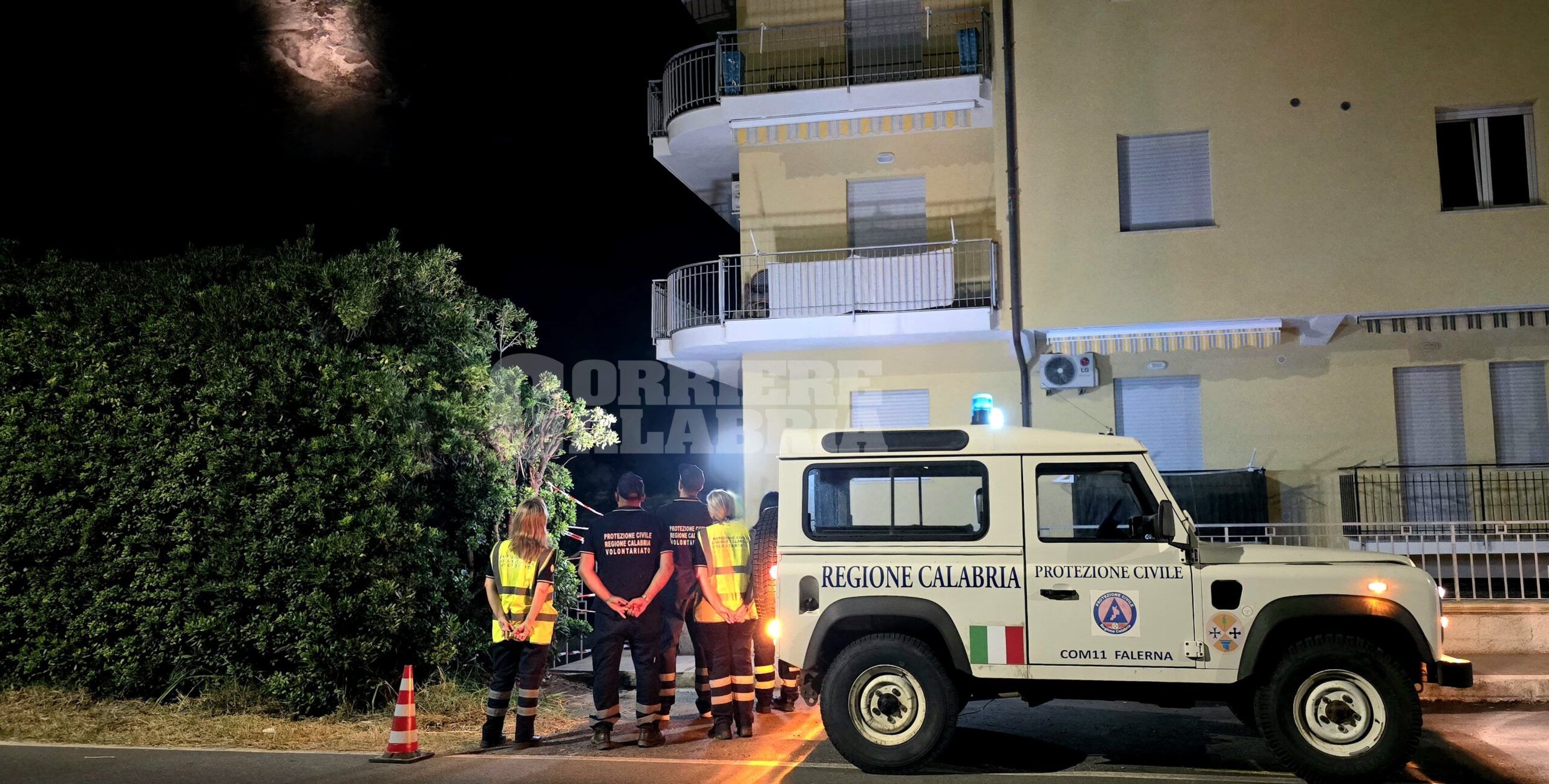 Emergenza a Falerna, rischio di ulteriori crolli del costone: famiglie evacuate