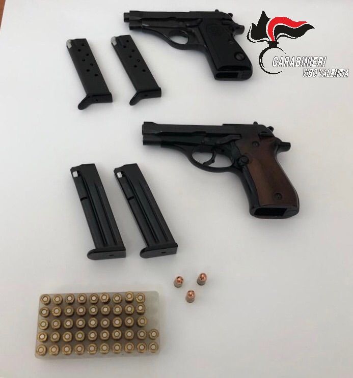 Deteneva un arsenale illegalmente nel Vibonese, denunciato 61enne