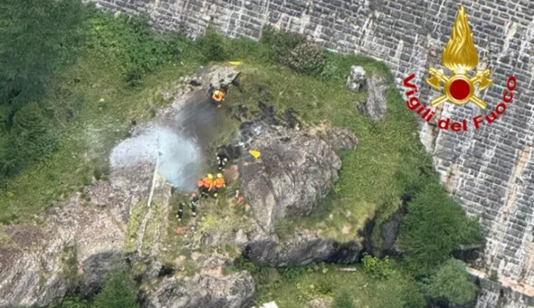 Elicottero precipita e prende fuoco, due morti