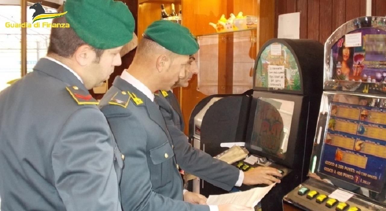 Sala scommessa clandestina nel Catanzarese, tre denunce e cinque slot sequestrate