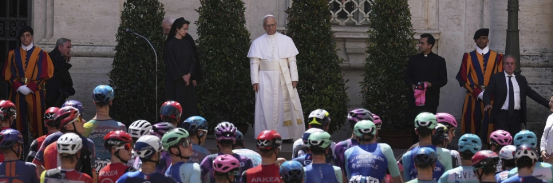 Papa Leone: «I ciclisti un modello per i giovani»