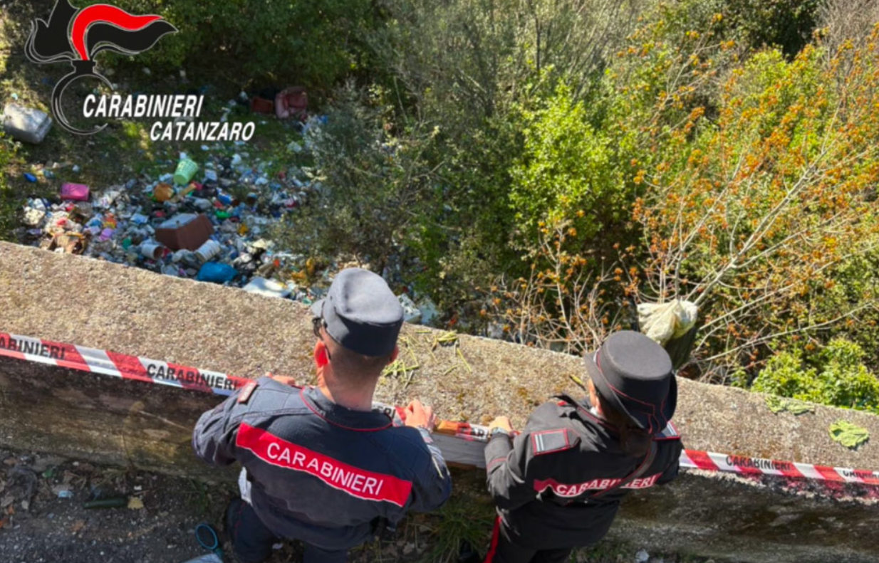 Discarica a cielo aperto a Lamezia, rifiuti a pochi passi dal centro – VIDEO