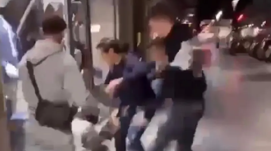 Siderno, giovane aggredito dal branco sul Corso: il pestaggio filmato e diffuso sui social