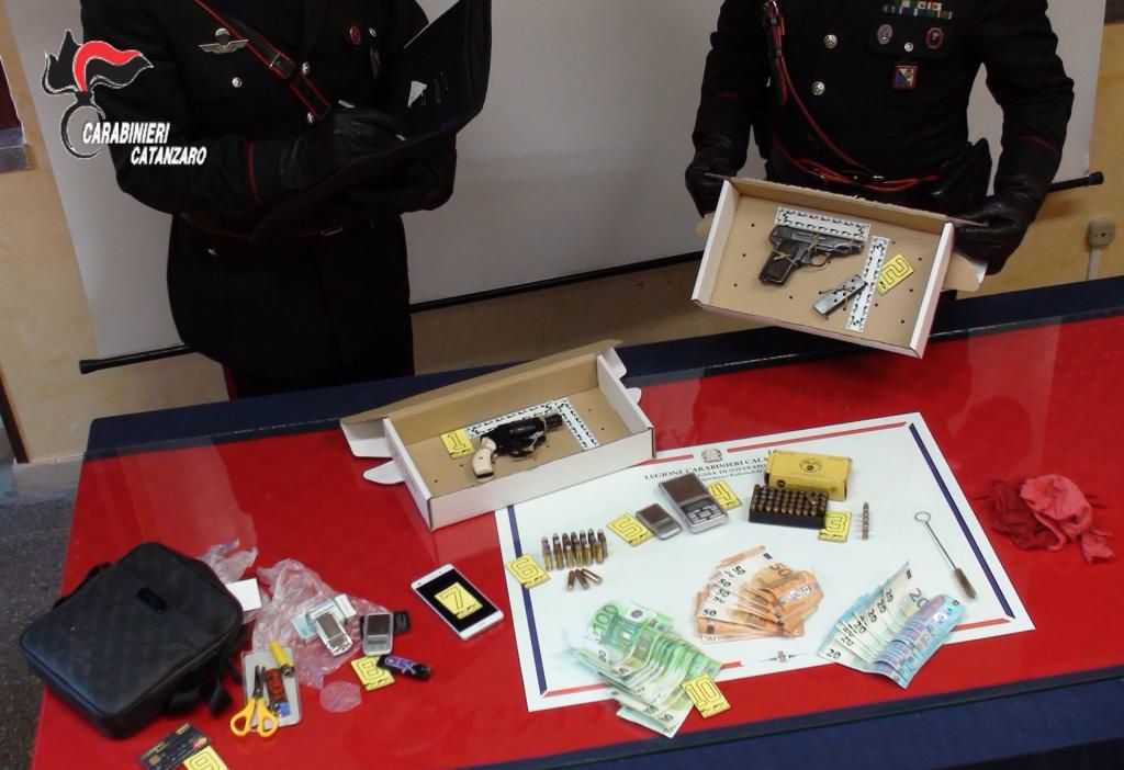 Beccato con due pistole e 70 cartucce sotto il comodino: arrestato 29enne a Montepaone