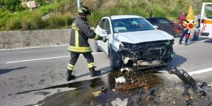 Auto sbanda e sbatte contro un muro a Catanzaro, feriti tre bambini