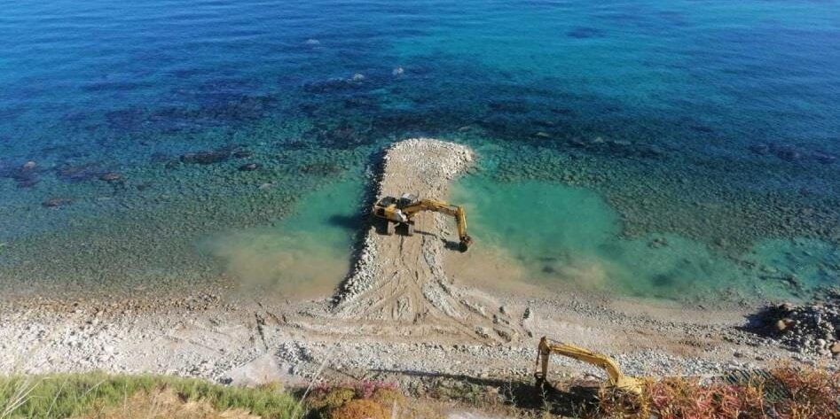 Realizzavano opere abusive sulla “Costa degli Dei”, due persone segnalate alla Procura e sequestro dell’area – FOTO