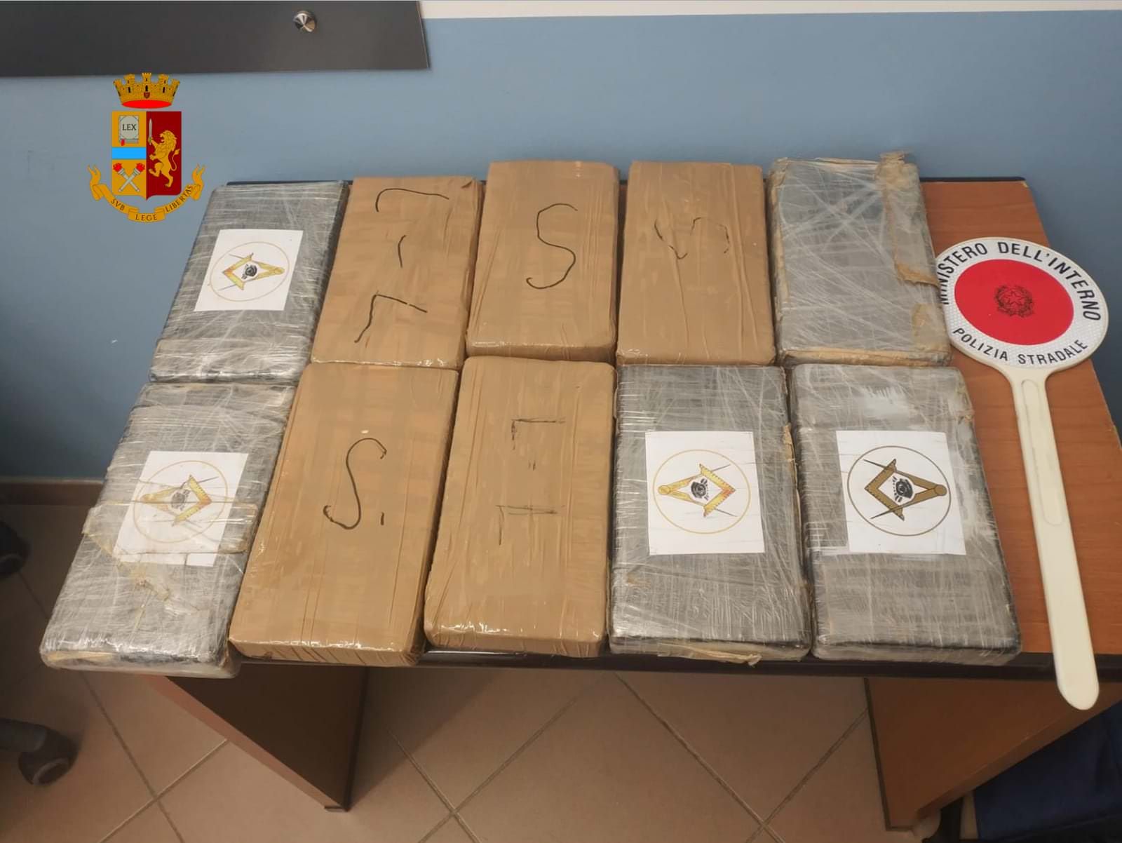 Beccato in auto a Cosenza con 10 chili di coca, 30enne in manette