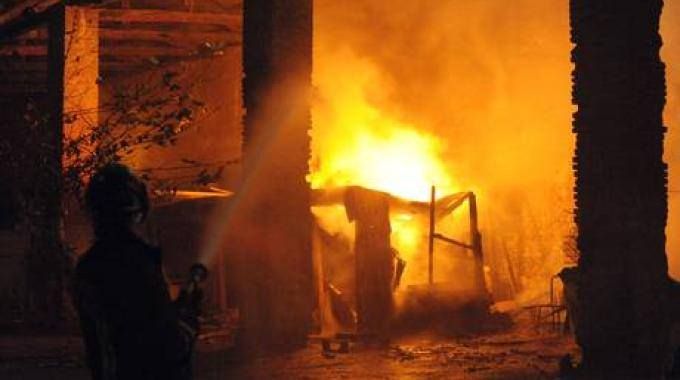 San Ferdinando, rogo nella tendopoli: 3 feriti