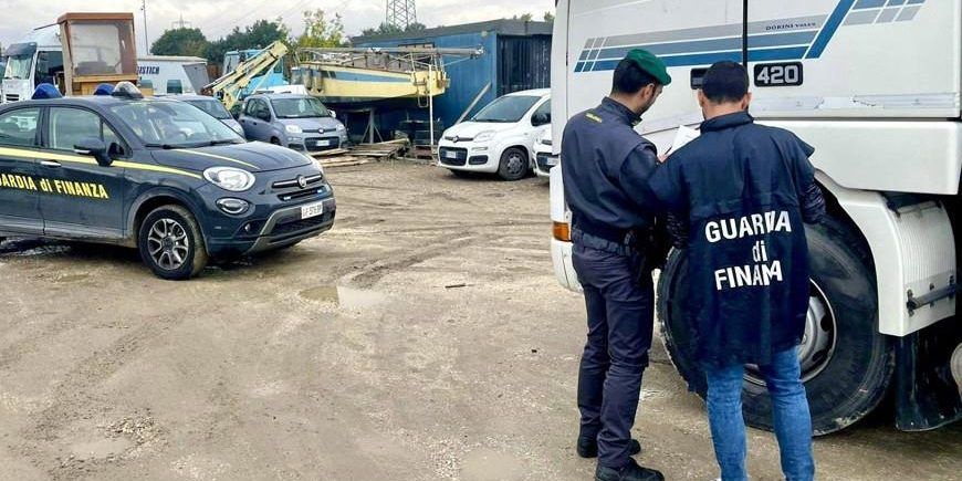 Lamezia Terme, appropriazione indebita: sequestrati 16 automezzi a una società di autotrasporto