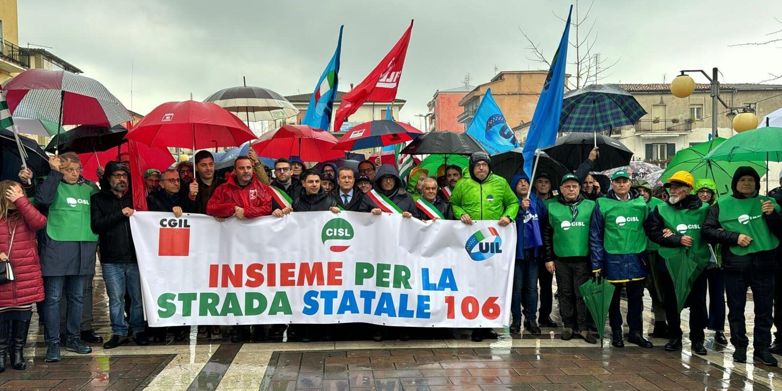 Sit-in dei sindacati sulla “strada della morte”. «Il governo trovi i soldi per completarla» – FOTO