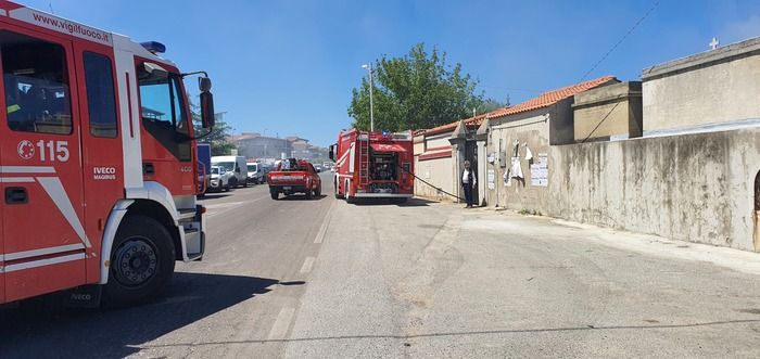 Fiamme lambiscono il cimitero di Vibo. Annerite alcune cappelle