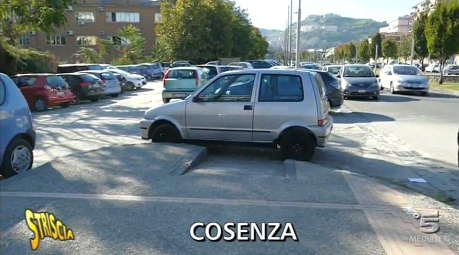 Barriere architettoniche a Cosenza, arriva "Striscia"