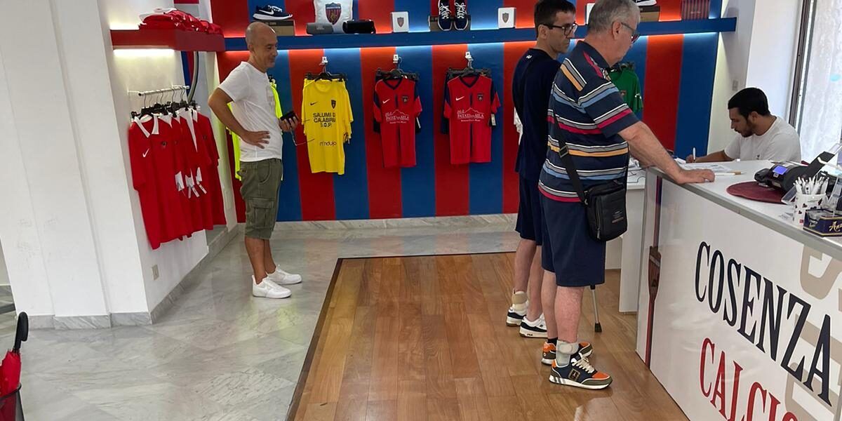 Proteste dei tifosi allo Store del Cosenza calcio: non ci sono ancora le tessere per gli abbonamenti. La società: «Nessun problema»