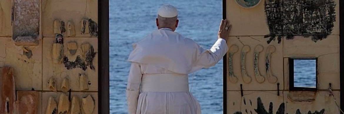 O’scià: Papa Leone a Lampedusa tra catarsi pop e retorica identitaria