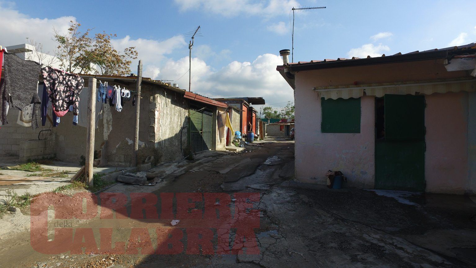 Covid e degrado, il campo rom di Scordovillo è una polveriera. «Chi pensa a noi?» – VIDEO E FOTO