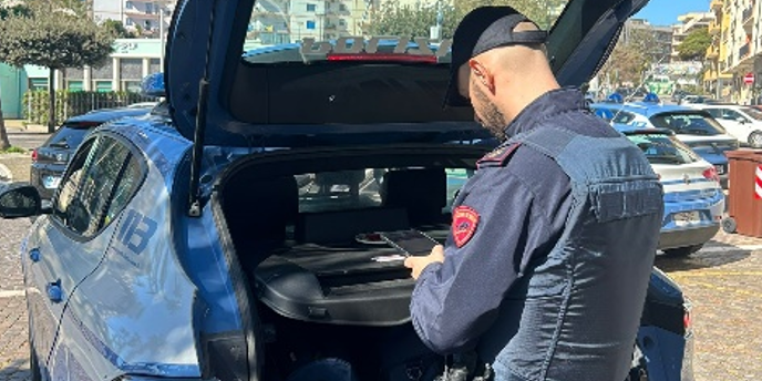 Crotone, evade dai domiciliari e gira con un’ascia in centro: torna in carcere