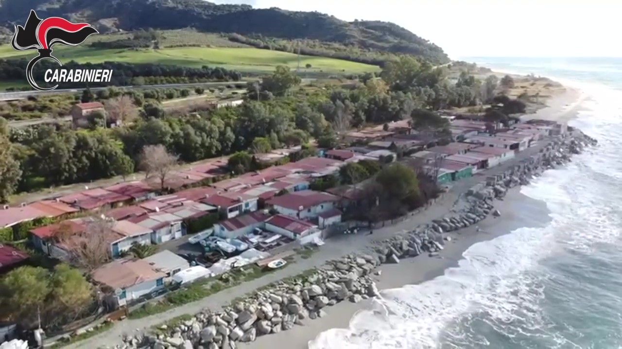 Camping con 105 prefabbricati su un sito protetto: sigilli a Bova Marina – VIDEO