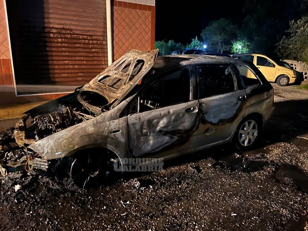 Rossano, auto in fiamme nella notte