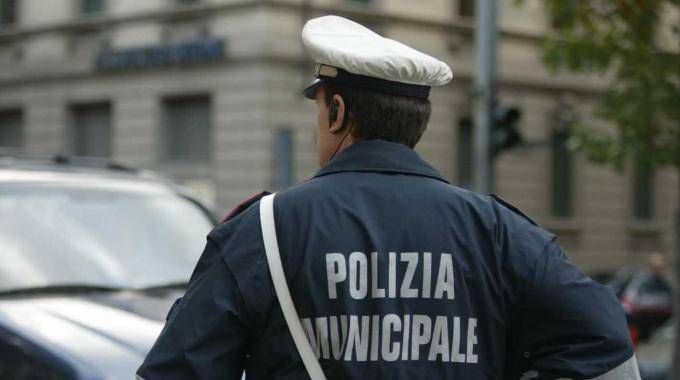 Corigliano, tenta di investire il vigile che sta per multarlo
