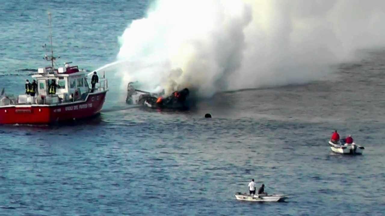 Gioia Tauro, in fiamme un rimorchiatore