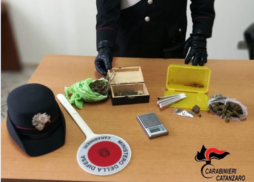 Spacciava droga da casa nel Catanzarese, arrestata 49enne