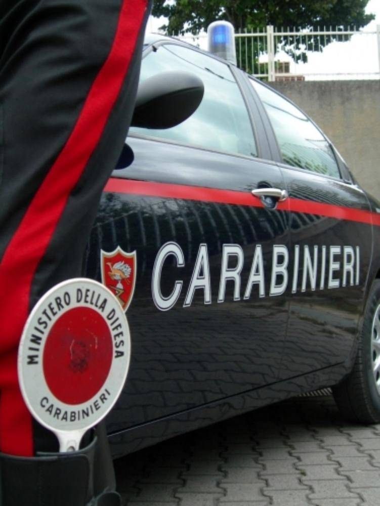 Scoperta a rubare picchia commerciante, arrestata turista