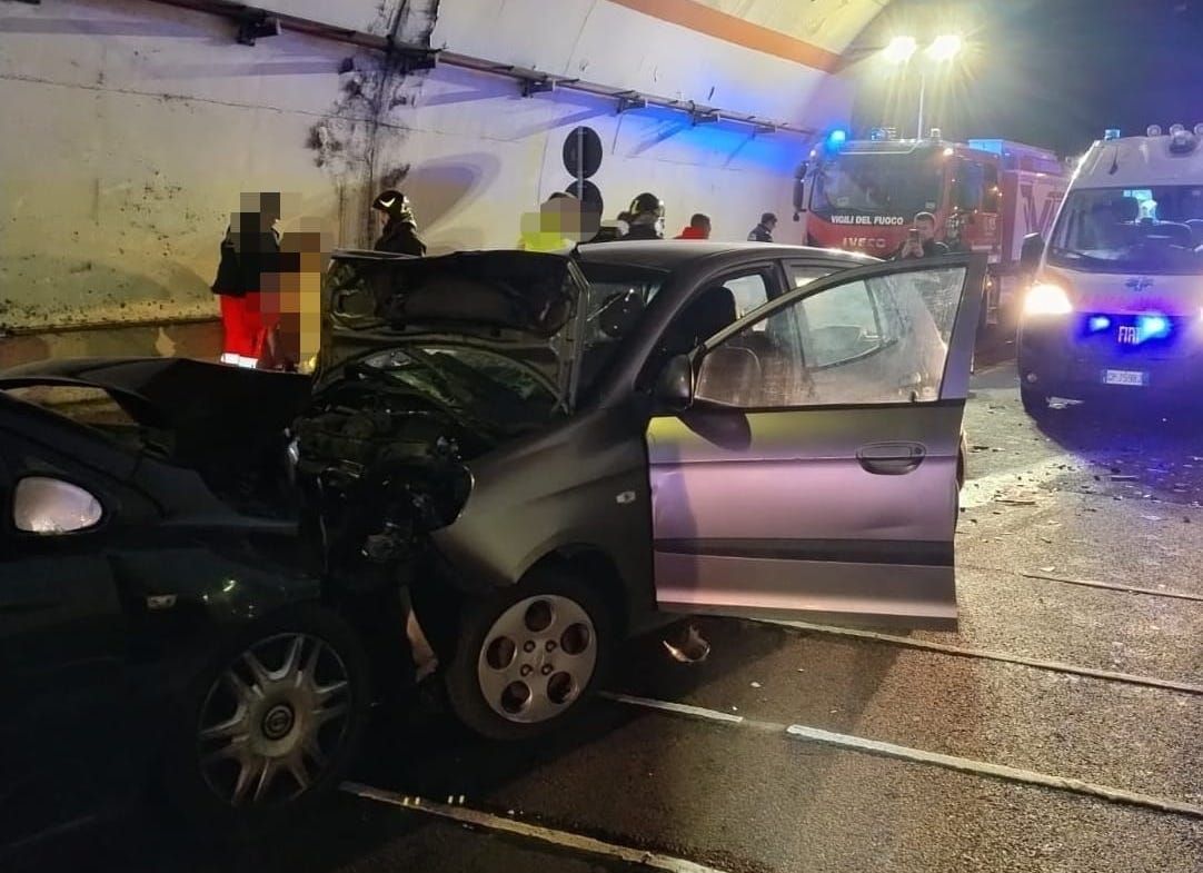 Incidente frontale nella galleria Sansinato, c’è un ferito grave