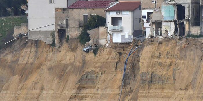 Niscemi, dramma infinito. Crolla un’altra palazzina
