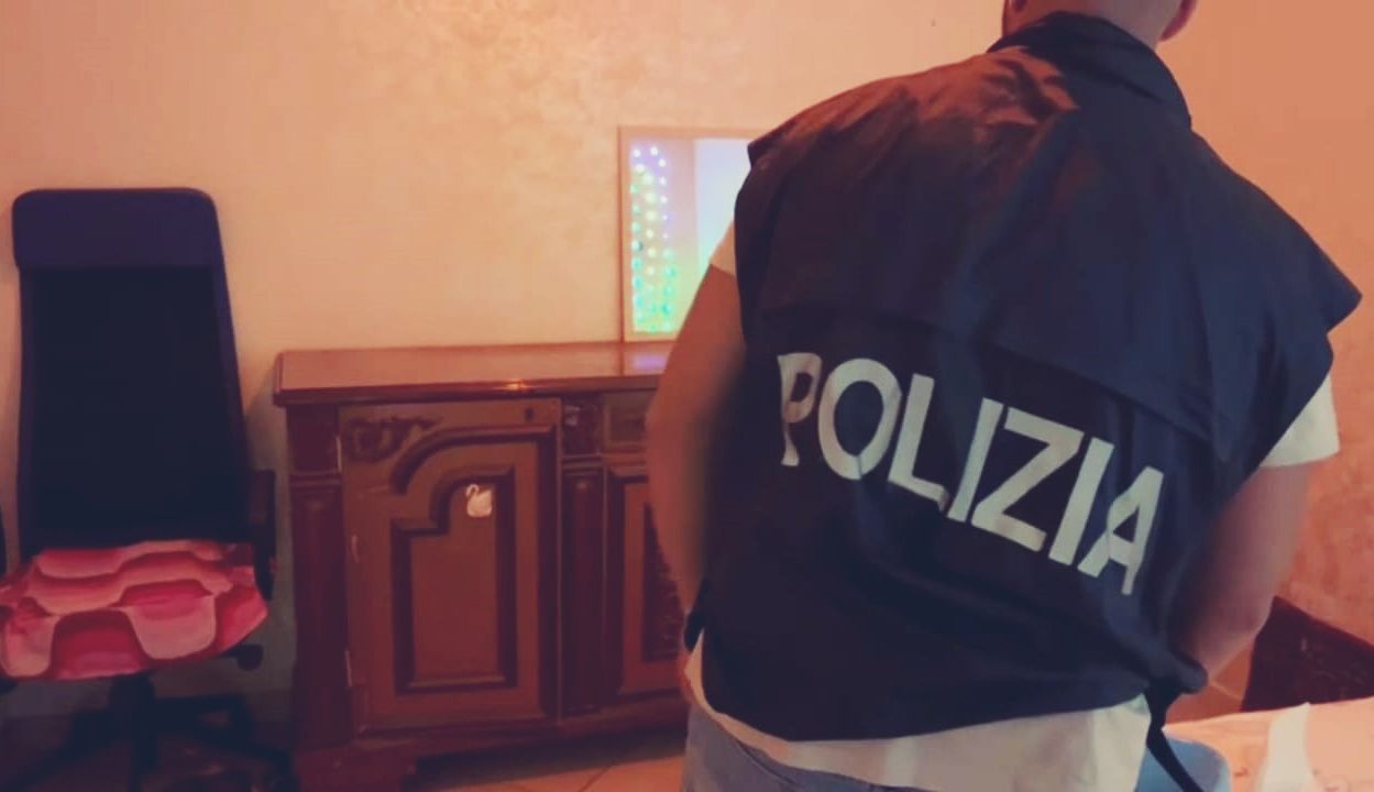 Annunci online e chat su WhatsApp: il giro di prostituzione a Vibo «vicino al tribunale nuovo»