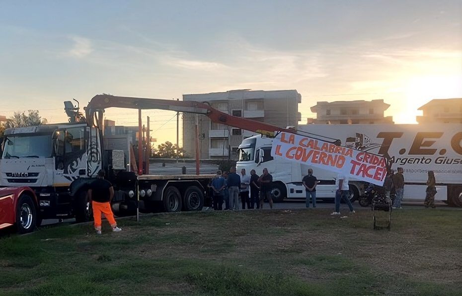 Proteste in Calabria, i presidi «restano operativi» in attesa dell’incontro del 20. A Falerna bloccato ancora lo svincolo