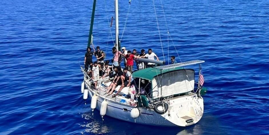 Disperati alla deriva, soccorsi in 49 a Roccella