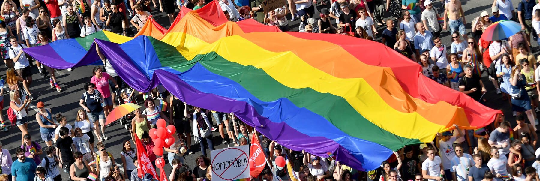 «Retorica anti-Lgbtiq», la Ue condanna (anche) l’Italia