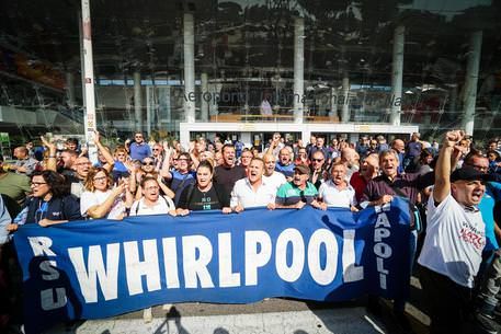 La protesta di Mendicino: «Qui non vendiamo più elettrodomestici Whirlpool»