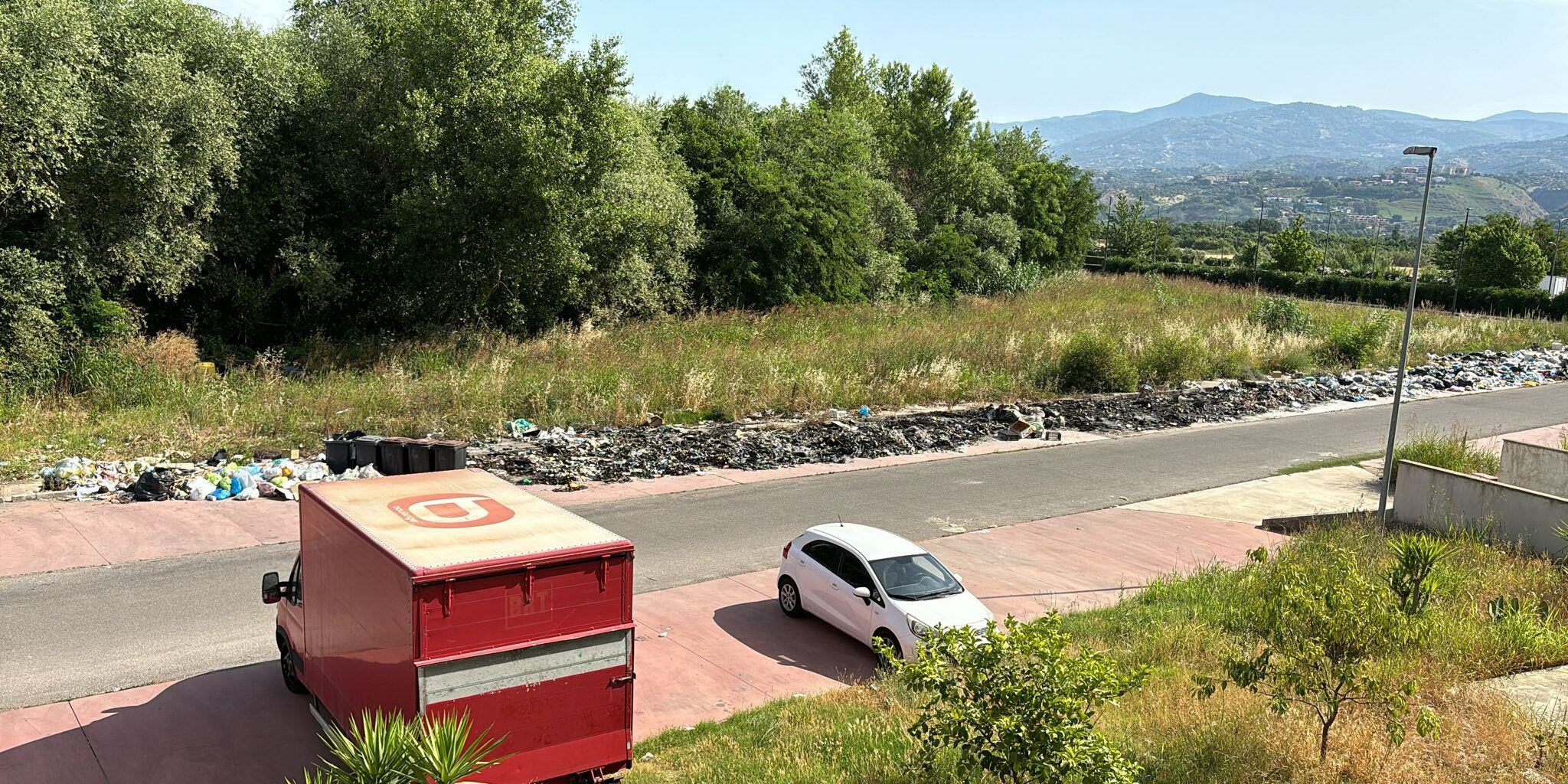 La discarica dietro il supermercato a Rende, rifiuti bruciati in piena notte