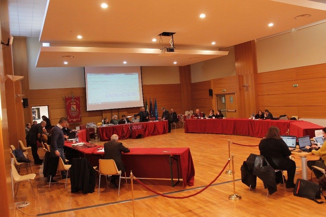 Lamezia, chi è il politico "incappucciato" che tratta con il clan