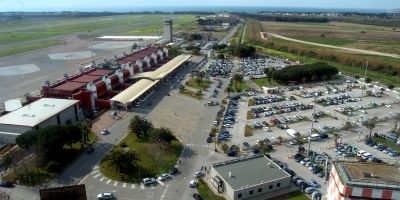 Pilota accoltellato nel parcheggio dell’aeroporto di Lamezia, polizia sulle tracce dell’aggressore