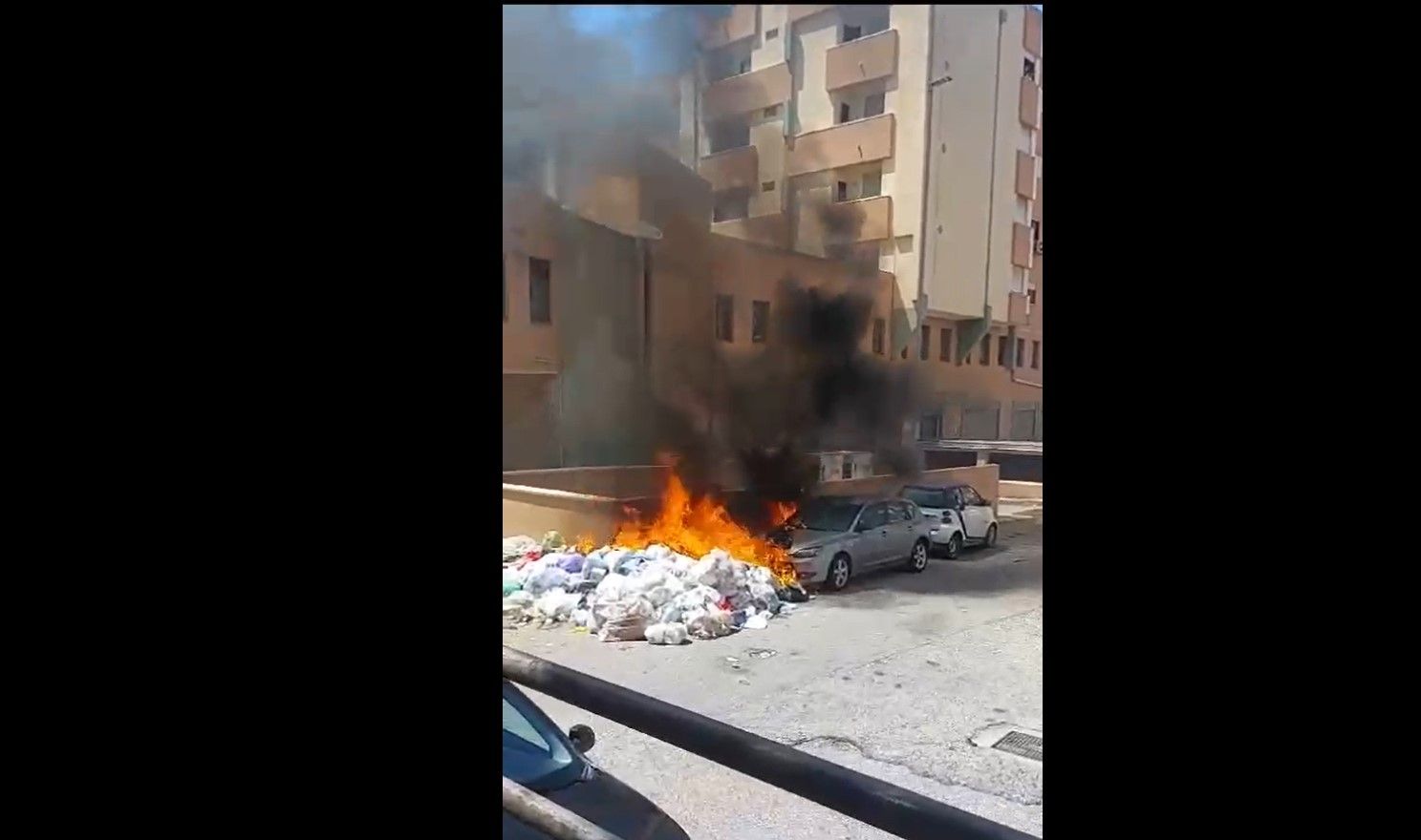 In fiamme cumuli di rifiuti a Reggio, distrutta un’auto – VIDEO