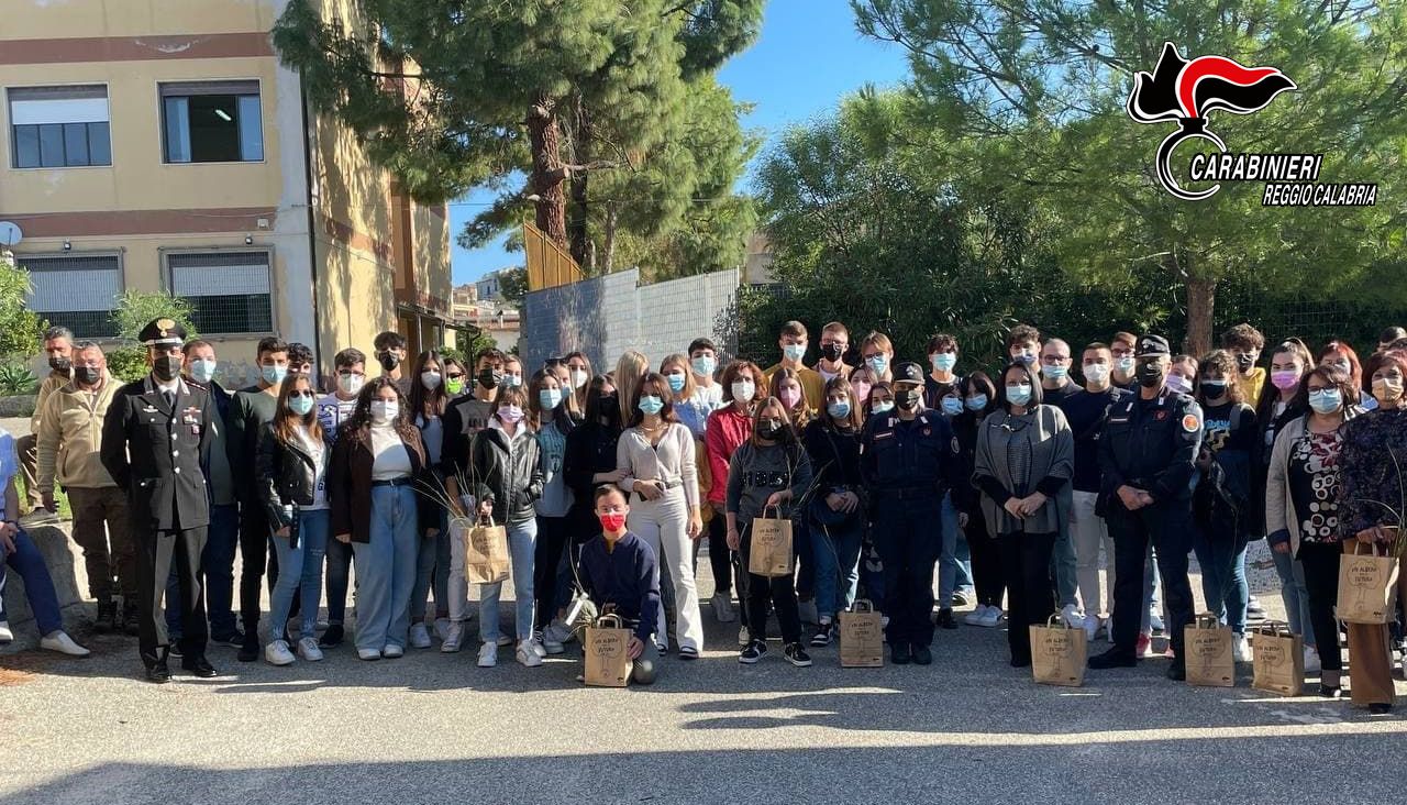Roccella, “un albero per il futuro”: i carabinieri incontrano gli studenti dell’Iti “Mazzone”