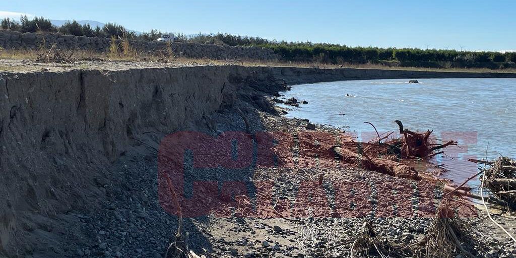 Fiume Crati, il pericolo è sempre dietro l’angolo. «Gli argini sono un colabrodo» – FOTO e VIDEO