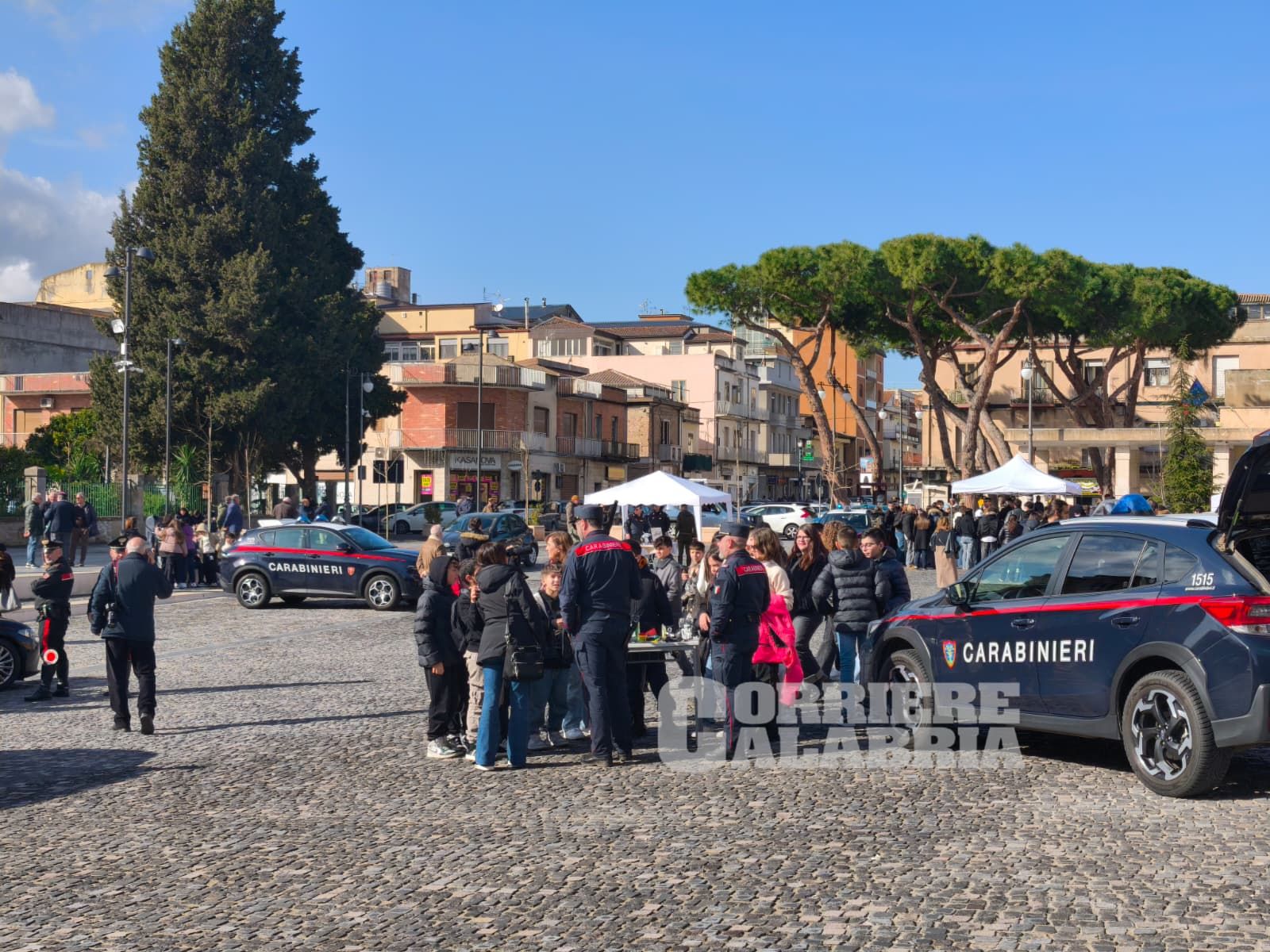 Un giorno con i Carabinieri: studenti vibonesi in piazza tra mezzi, reparti e dimostrazioni – FOTO