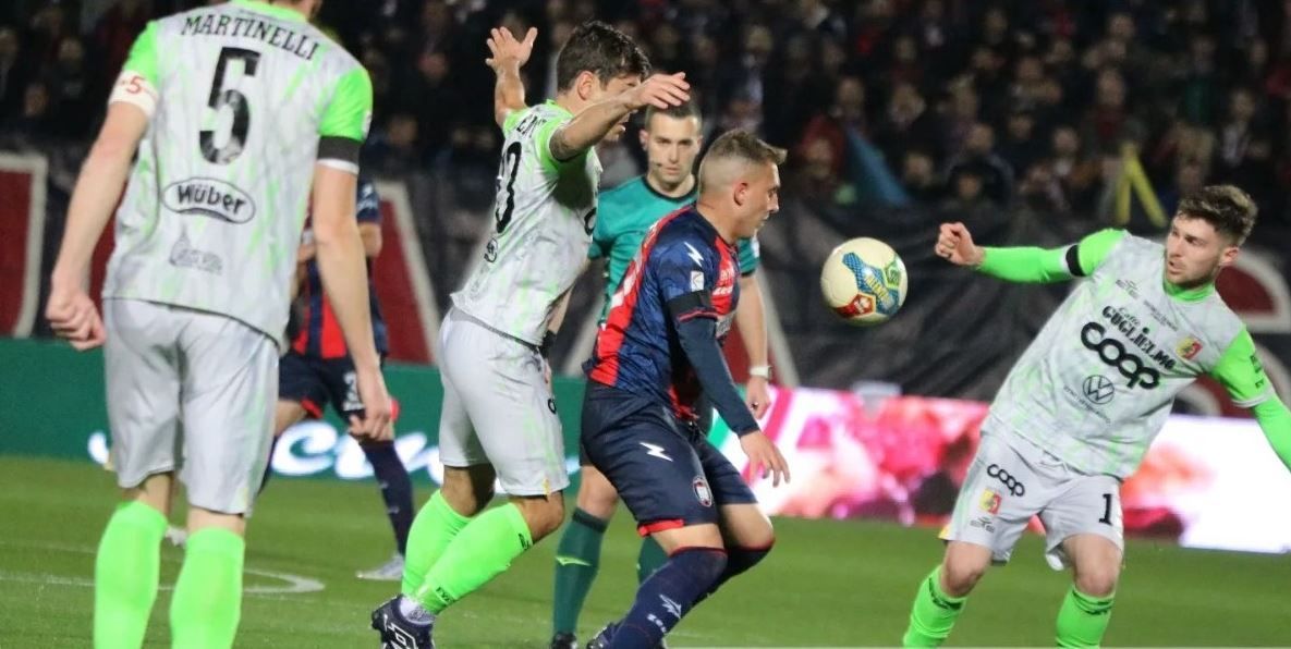 Crotone-Catanzaro: tante emozioni e un pareggio