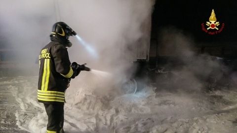Autoarticolato in fiamme sull'autostrada