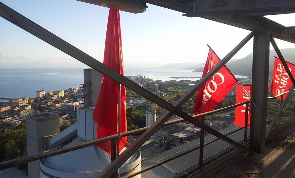 Italcementi, 5 operai tornano sul silos per protesta