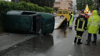 Lamezia, auto si ribalta: ferito il conducente