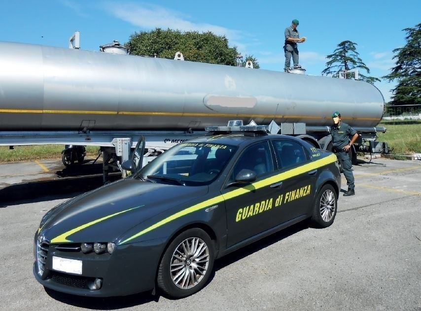 Contrabbando di gasolio, sequestrata un’autocisterna a Vibo
