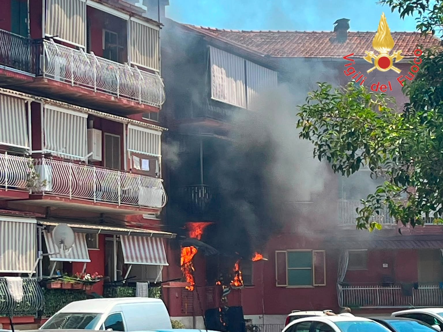 Lamezia, tragedia sfiorata al Villaggio Kennedy: anziana scampa all’incendio – FOTO