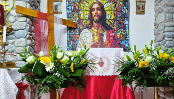 Corrado e la piccola chiesa sotto il municipio: una storia di fede, distanze e controversie nella città di Gioacchino