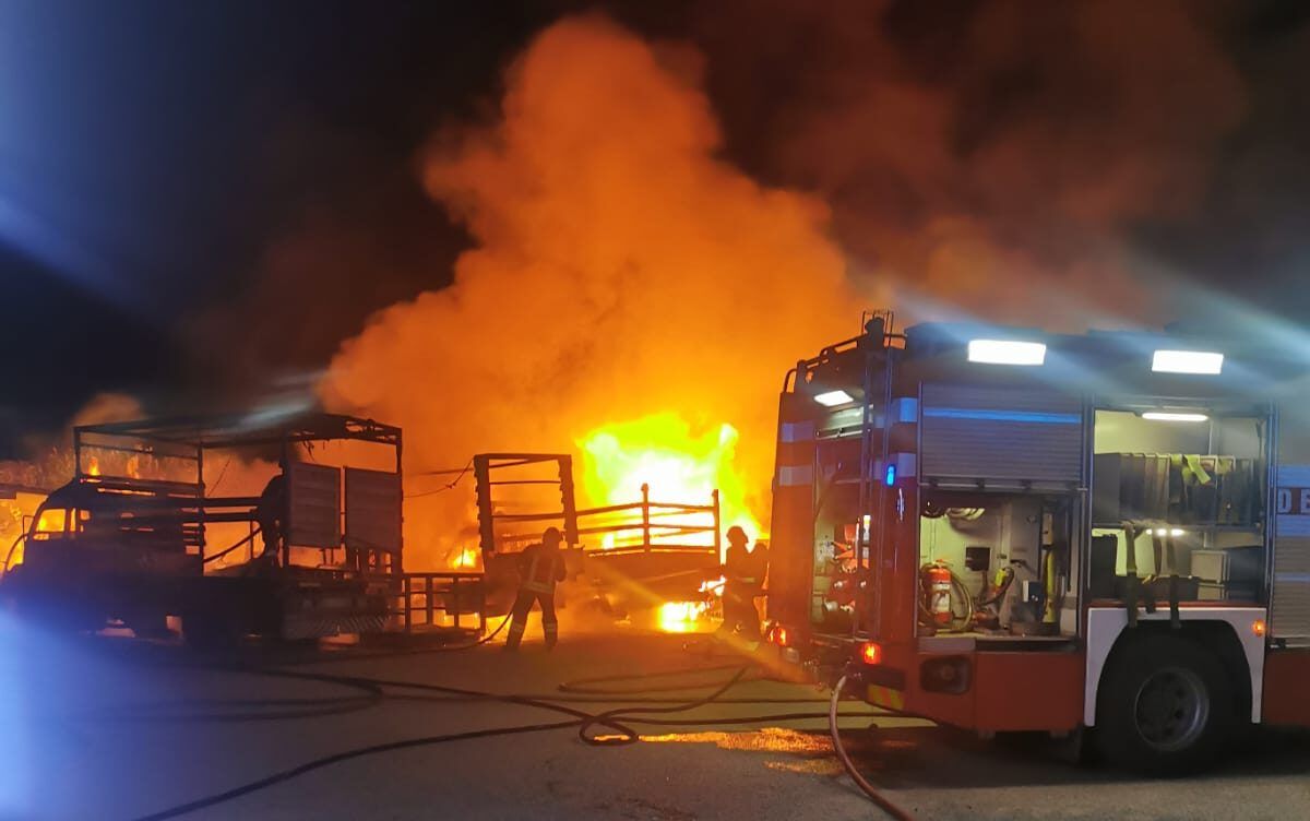 Corigliano Rossano, l’anonima incendi colpisce un’azienda agricola: cinque camion e un capannone in fiamme – FOTO